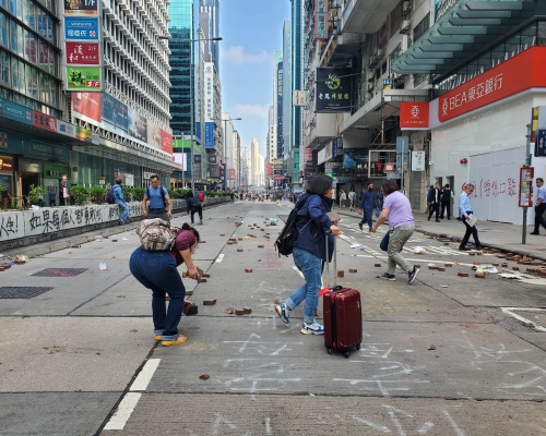 警方呼籲市民儘量避免在危險地方自行清理路障,以免被施襲。