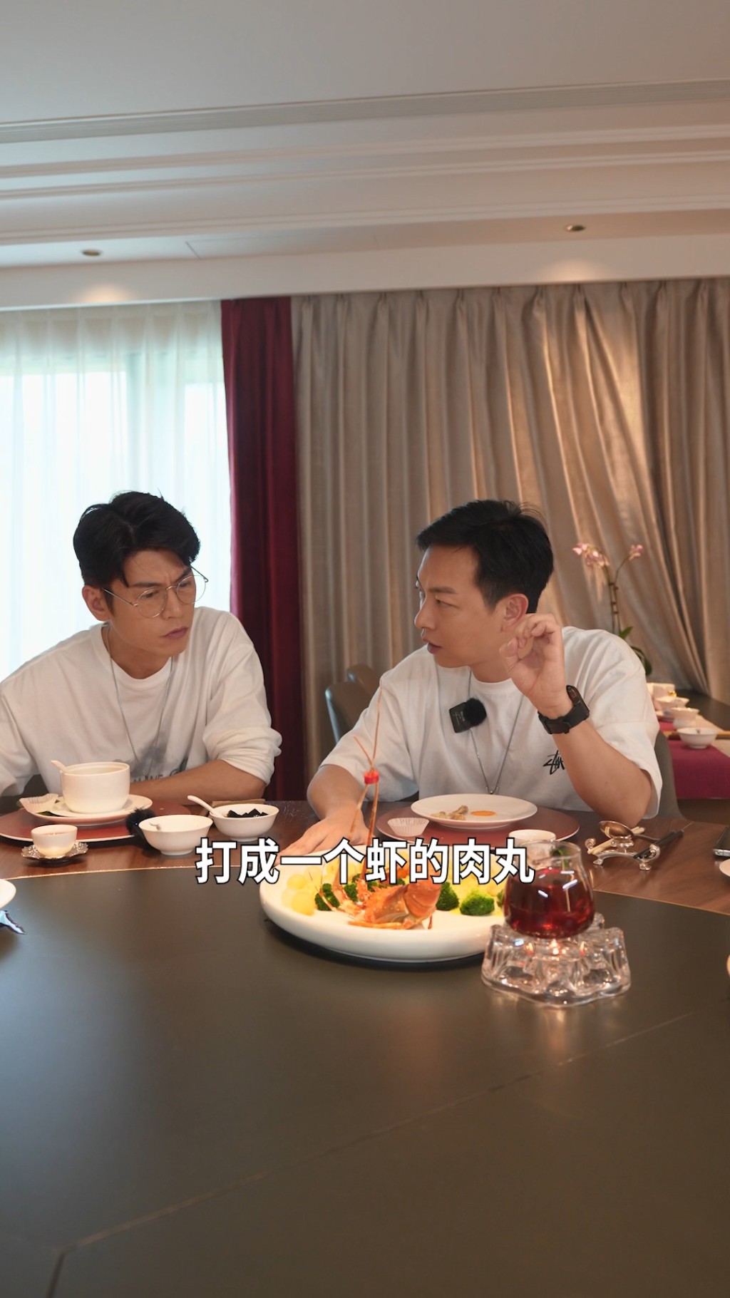 梁竞徽现在努力玩抖音，短片都是以食为主，日前在杭州饮茶食蛋挞。