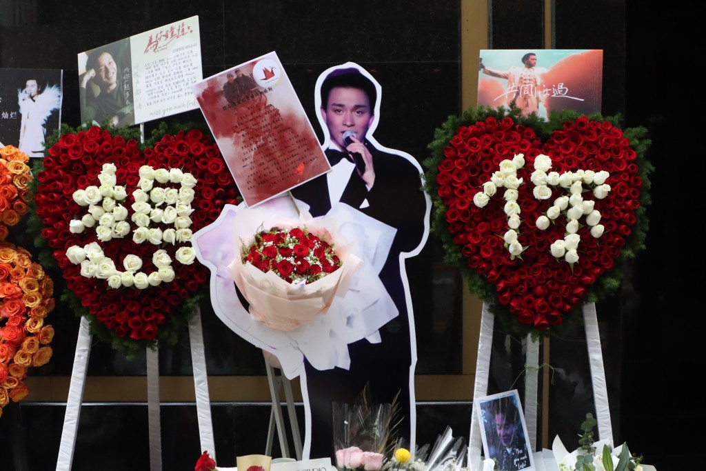 张国荣今年逝世21周年，早前大批歌迷到文华酒店悼念。