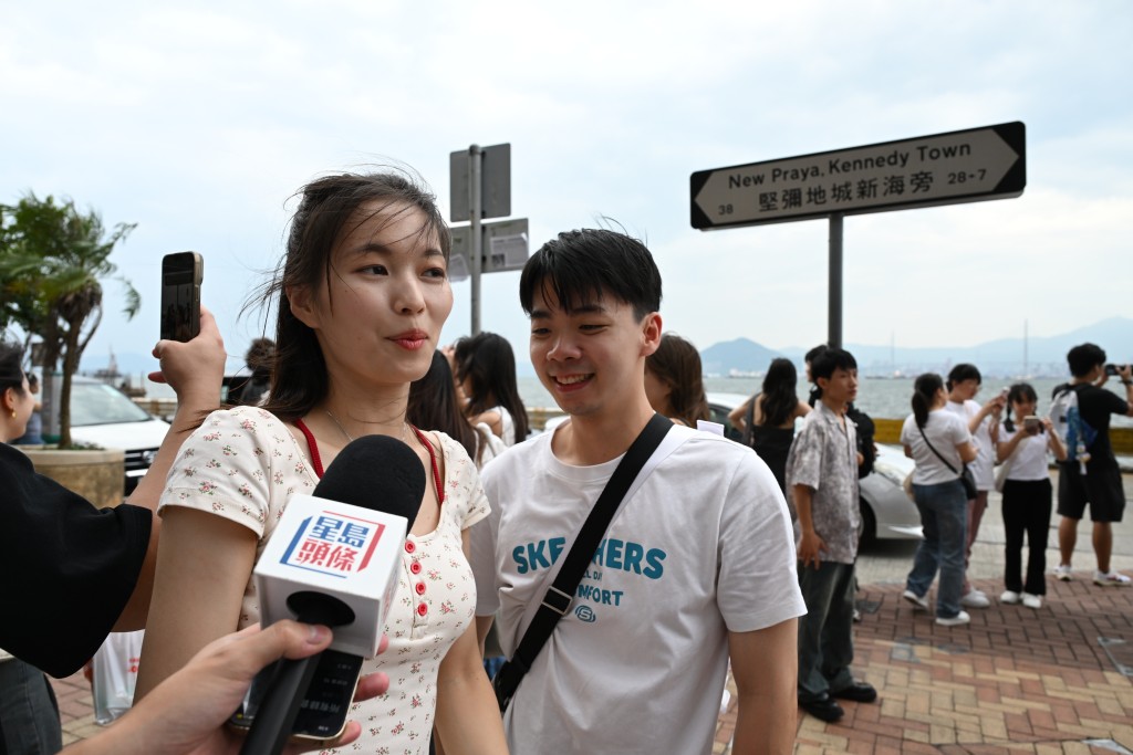 广州游客韩小姐（左）来港3天，笑言选择景点时，会优先考虑小红书上流行的「网红打卡点」。