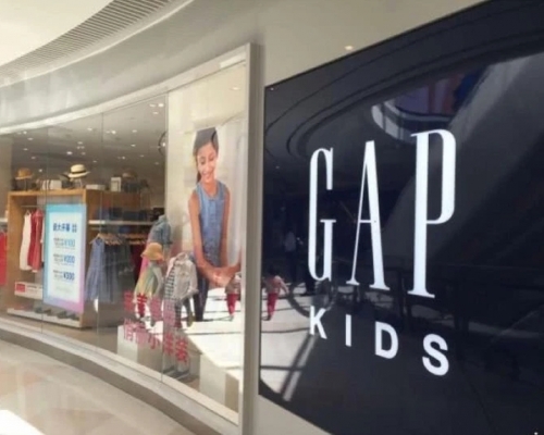GAP嬰幼兒T恤塑化劑超標，內地回收2,749件。(網圖) 