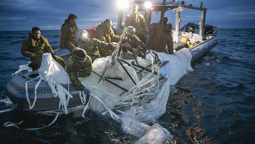 美國海軍首次公布蒐集「中國氣球」殘骸打撈畫面。網圖