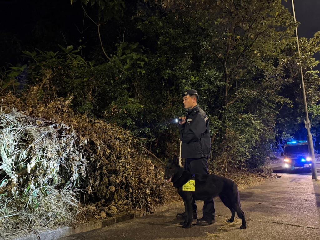警犬出動協助巡邏。