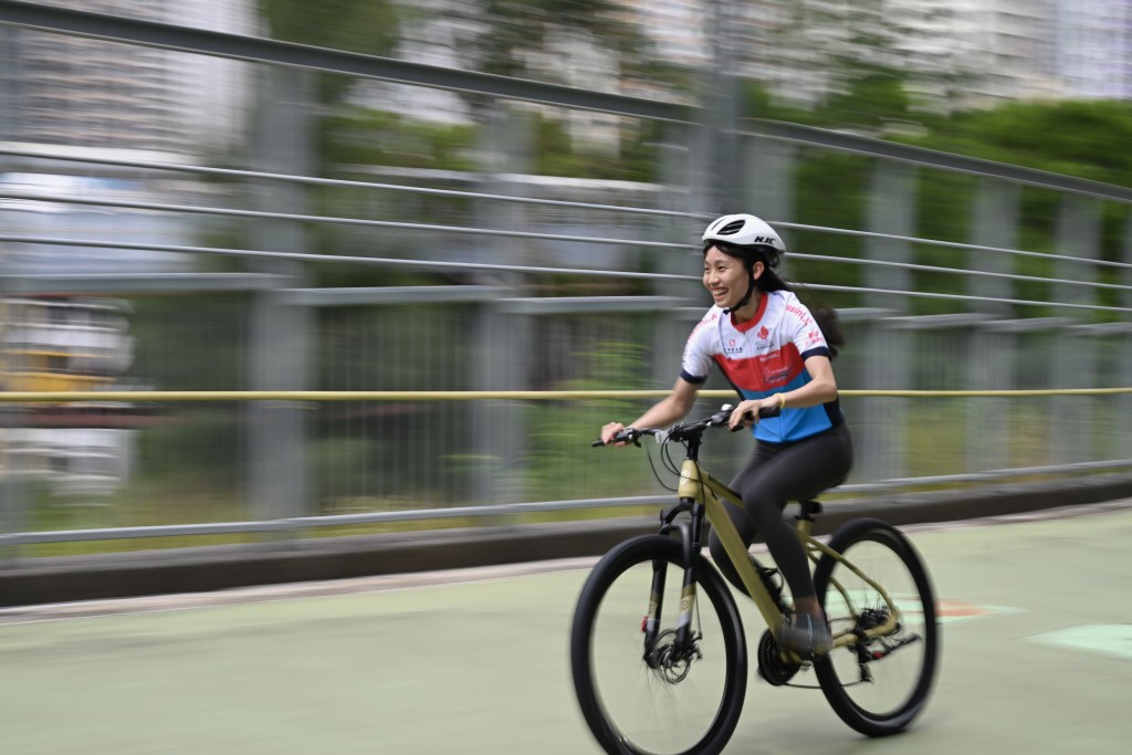 何子樂指打壁球與踩單車一樣十分需要體能，平日的鍛鍊有很大幫助。