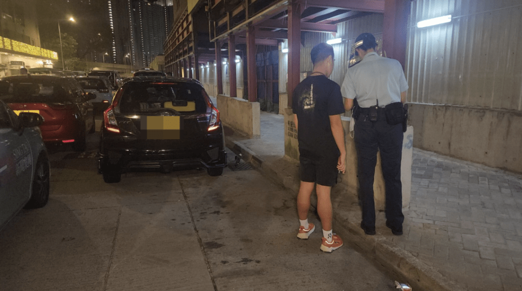 酒店外泊了一輛據信屬於男事主的黑色私家車,有警員在旁調查。黎志偉攝 酒店外泊了一輛據信屬於男事主的黑色私家車,有警員在旁調查。黎志偉攝