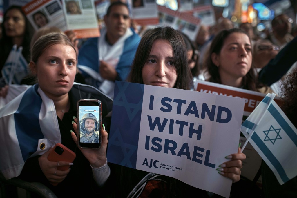 纽约时代广场有民众举行支持以色列的集会，希望被哈马斯挟持的美国人质尽快获释回国。美联社