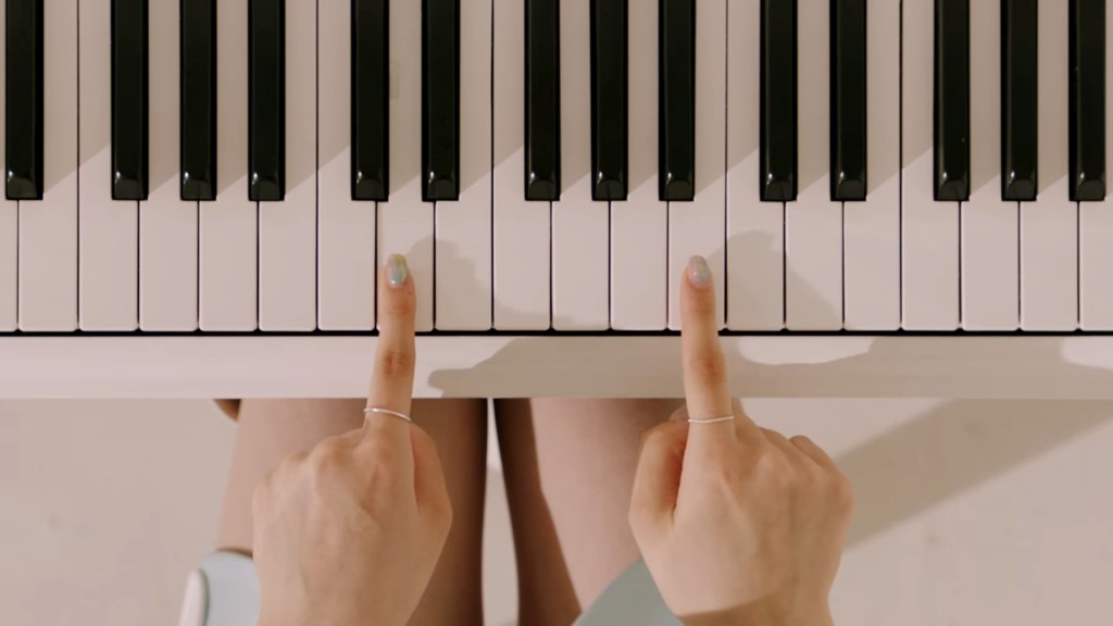 MV主要圍繞鋼琴原素。