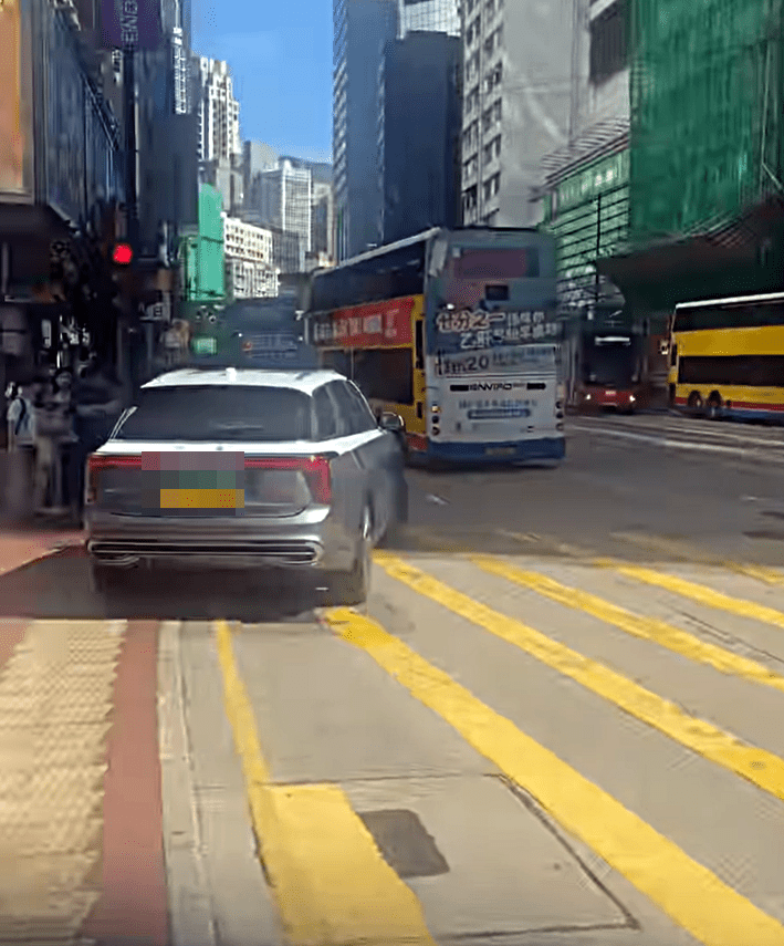 涉事掛中港牌私家車最終駛離。網圖