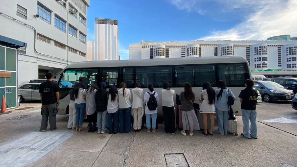 跨部門油尖打擊黑工及掃黃,拘捕26人。警方圖片