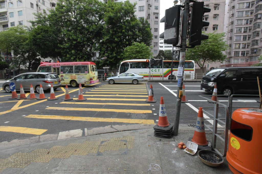 死者家属今日下午到车祸现场路祭。黄文威摄