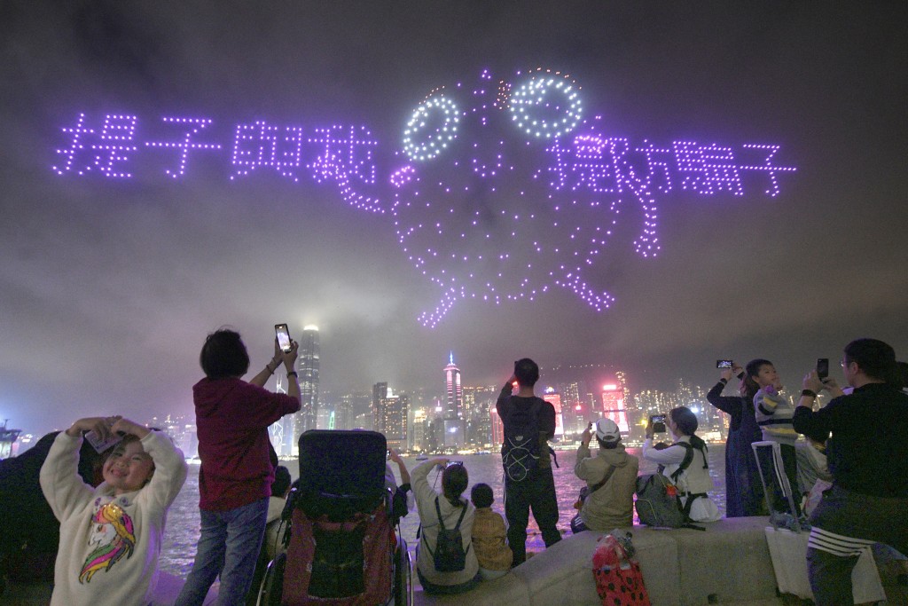 维港上空上演由1200只无人机呈献历时12分钟「提子幼儿绘本天空秀」。陈浩元摄