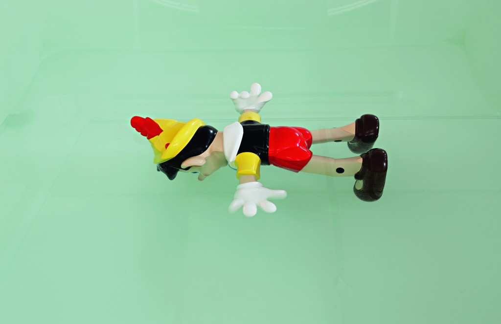 莫瑞吉奥·卡特兰的作品《爸爸，爸爸》，2008年作，估价：600,000– 800,000美元。