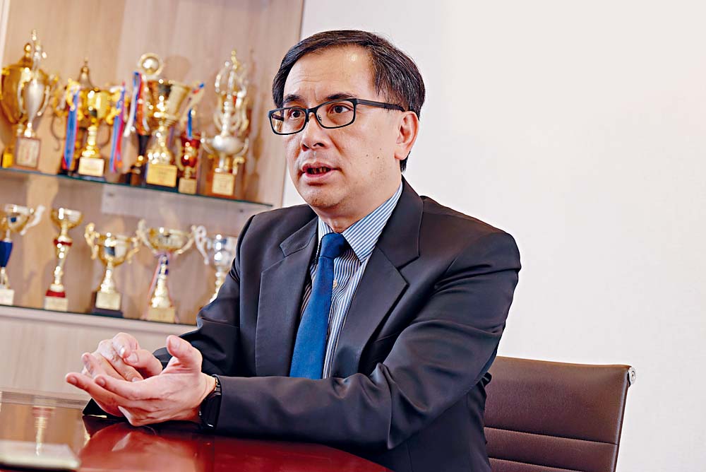 港專學院社會科學院院長及應用社會科學系系主任崔日雄教授認為,新課程有助提升學院的學歷水平,有利港專將來發展為應用科技大學。 港專學院社會科學院院長及應用社會科學系系主任崔日雄教授認為,新課程有助提升學院的學歷水平,有利港專將來發展為應用科技大學。
