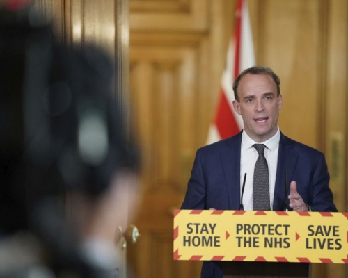 英國外相藍韜文主持疫情記者會。AP圖