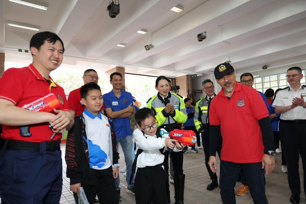 會場設有多元化互動攤位,以生動有趣的方式向公眾推廣道路安全、禁毒及國家安全等重要資訊。 會場設有多元化互動攤位,以生動有趣的方式向公眾推廣道路安全、禁毒及國家安全等重要資訊。