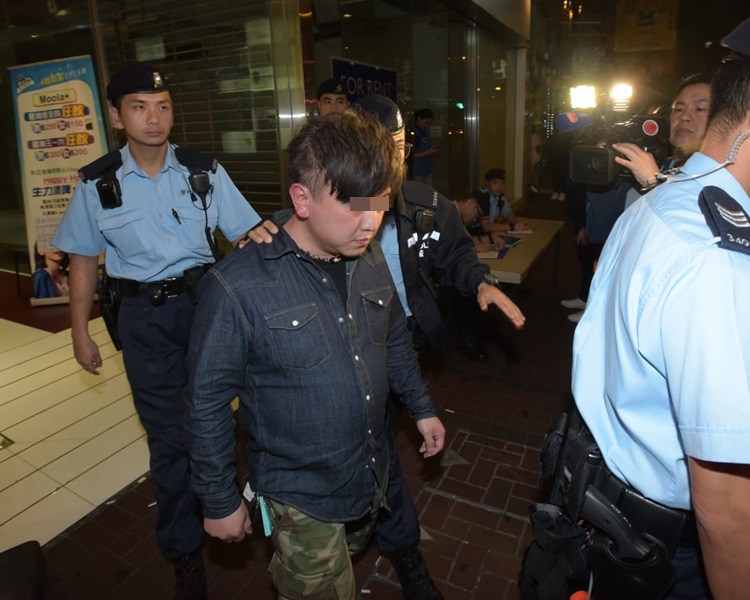 行動中帶走涉嫌欠交罰款被通緝的男子。
