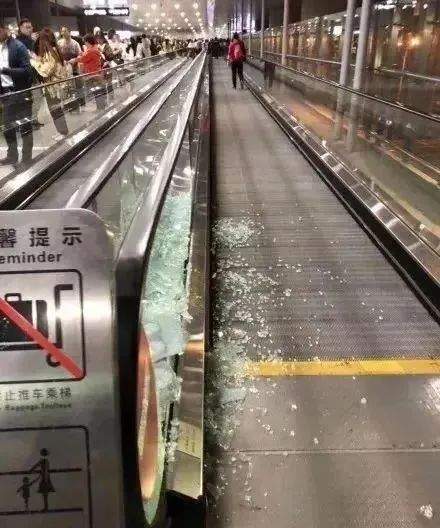 2019年的一次粉丝接机，由于现场人太多，上海虹桥机场的自动扶梯玻璃都被挤碎！