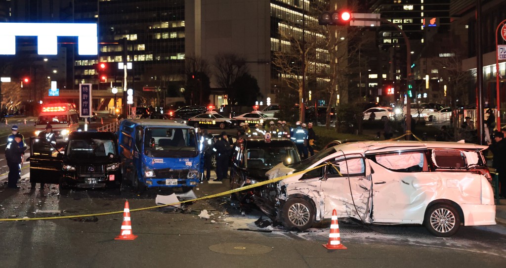 東京都港區赤坂發生6車連環追撞事故，肇事者為內閣府公務車司機。美聯社