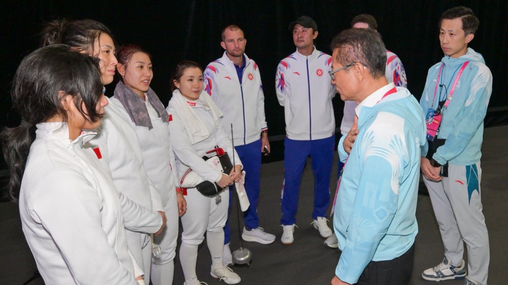 财政司司长陈茂波赛后亲身感谢港队女子重剑团体的奋力拼搏，鼓励大家再接再厉，续创佳绩。陈茂波FB图片