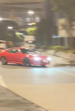 紅色私家車玩飄移。網上片段