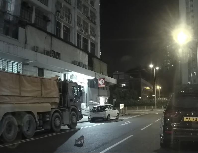 猫咪在路中低头探索路面缓步而行。fb车cam L（香港群组）图片