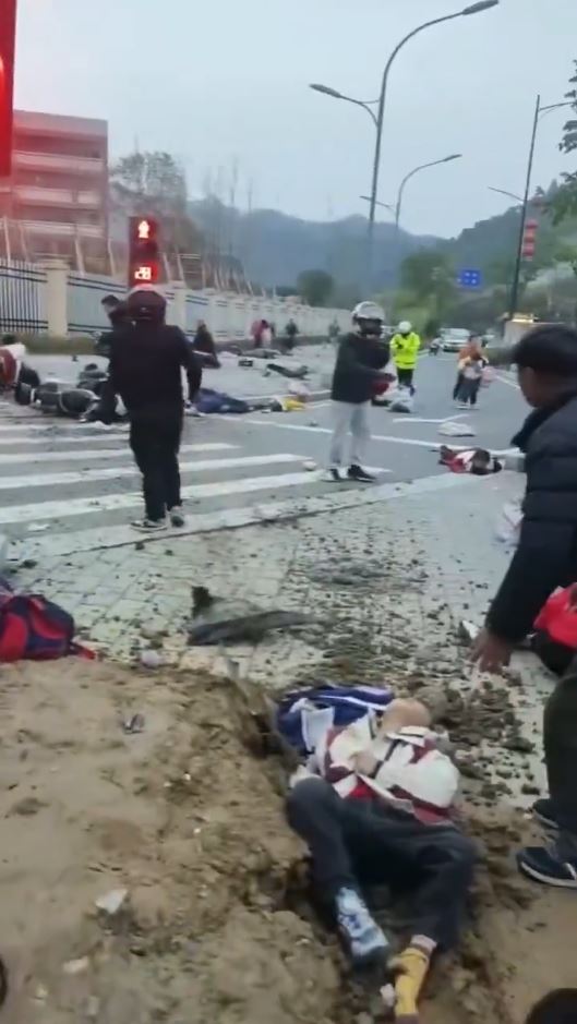 白色私家車撞入等過馬路的人群，造成嚴重傷亡。Ｘ