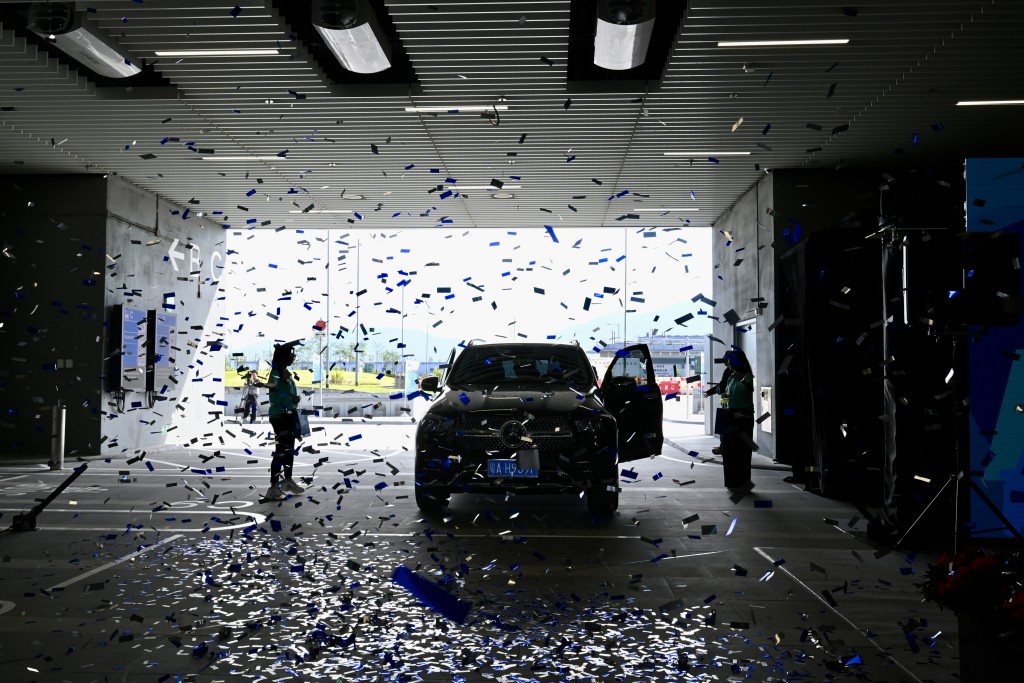 首批粵車南下的車輛駛入「易泊飛」轉機停車場。 首批粵車南下的車輛駛入「易泊飛」轉機停車場。
