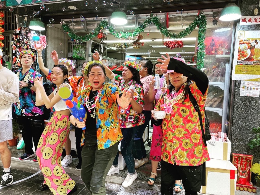 有泰国商户向《星岛》表示节日祝福，祝愿各位读者身体健康。谢宗英摄