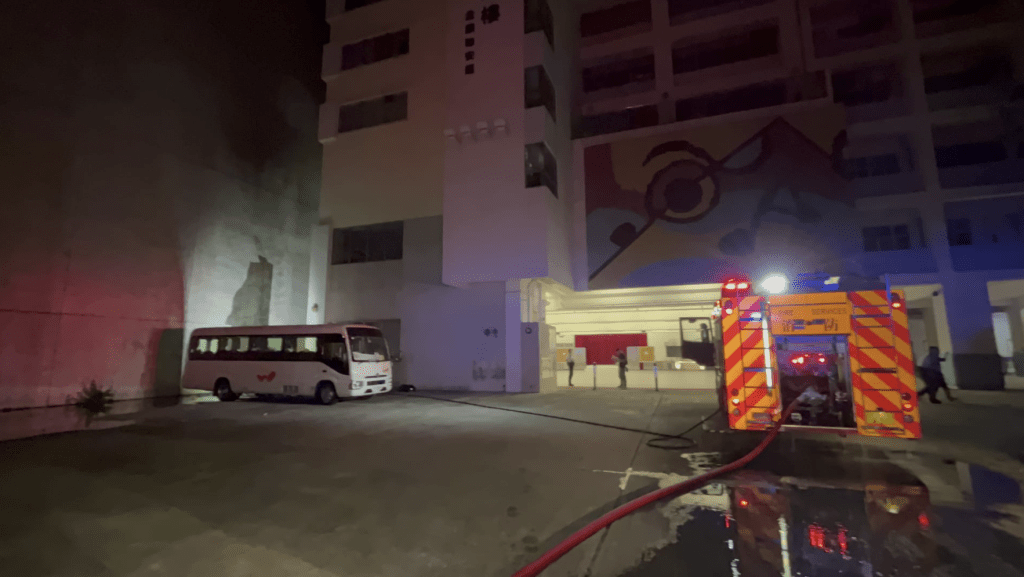 清晨大約4時半，海庭道保良局陳守仁小學停車場內，一輛停泊在牆壁旁的電單車起火。