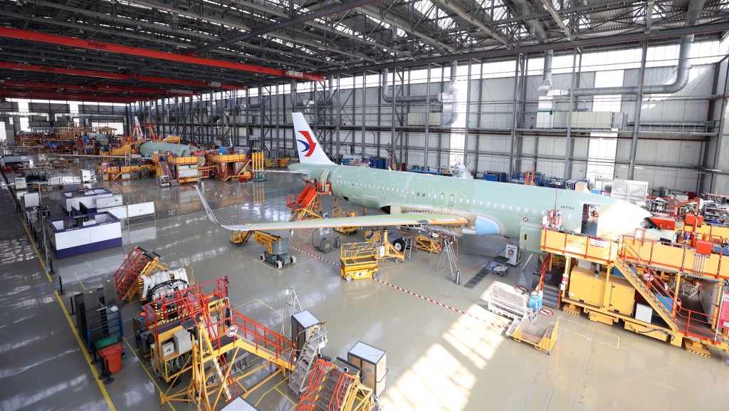 在空客天津總裝線，工作人員進行空客A320系列飛機總裝。新華社