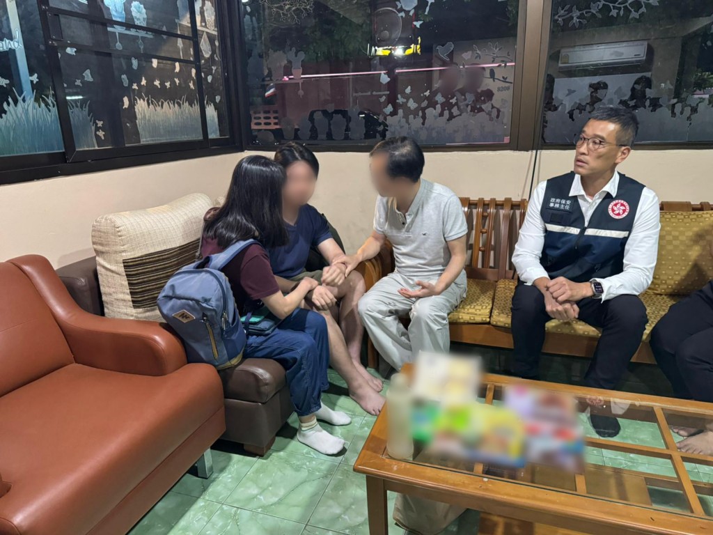 获救港人（左二）在当地与家属团聚。