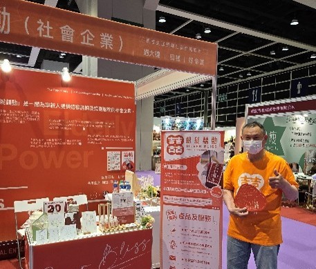 73歲的煒哥退休後轉跑道到「銀髮囍動」工作,讓他重拾自信。(「銀髮囍動」提供) 73歲的煒哥退休後轉跑道到「銀髮囍動」工作,讓他重拾自信。(「銀髮囍動」提供)