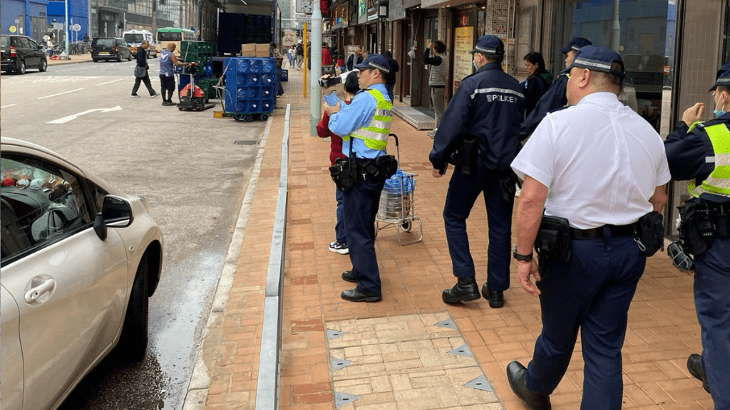 警大圍打擊違泊 發81張牛肉乾