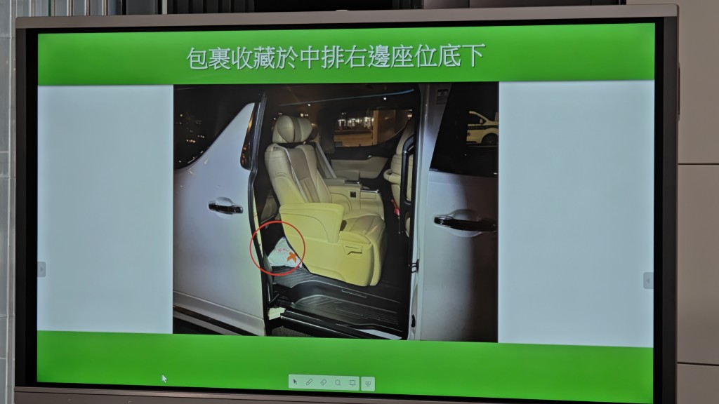 馬來西亞寄往澳門的包裹被放置在七人車中排右邊座位地下。黃文威攝