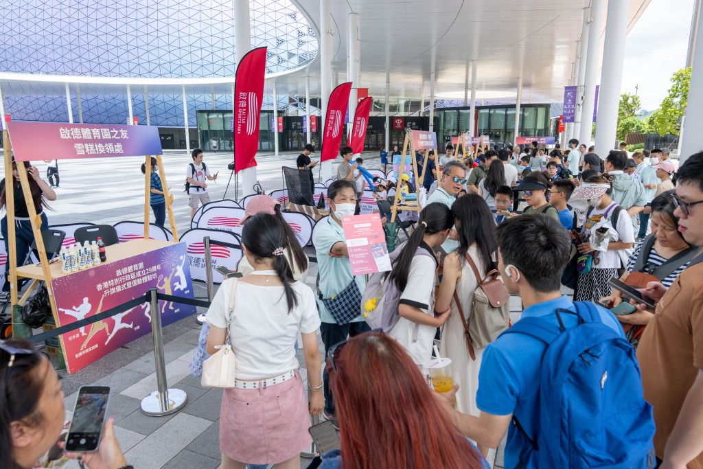 有旅客特意到啟德體育園參與活動，感受熱鬧歡樂的氣氛。 