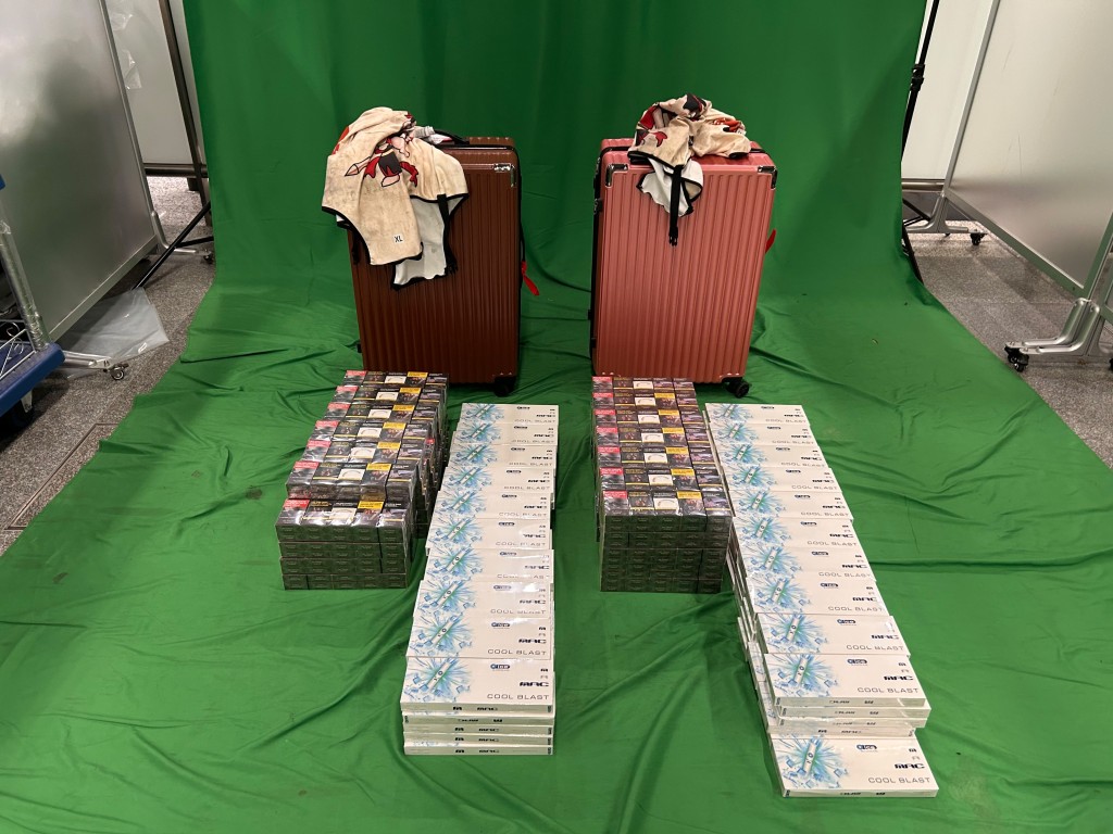 49岁女旅客的个人行李内检获的未完税香烟。 49岁女旅客的个人行李内检获的未完税香烟。