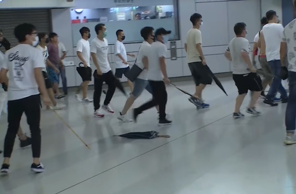 元朗上周日有身穿白衣暴徒襲擊市民。港台截圖