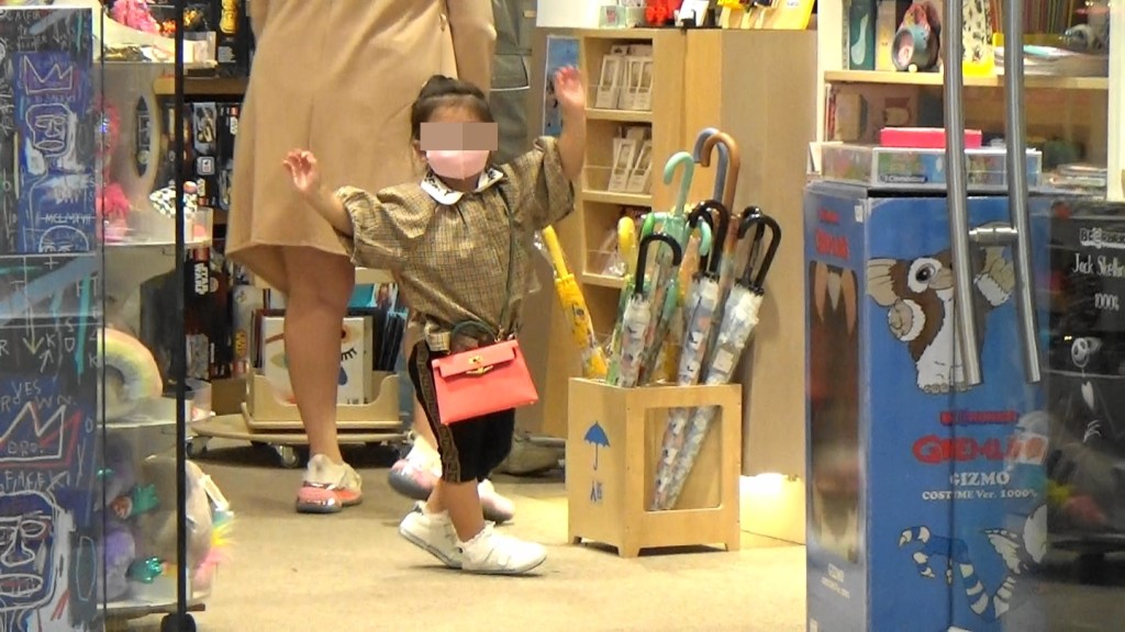 小妹妹好得意,篤完遮係咁揈手跳舞。