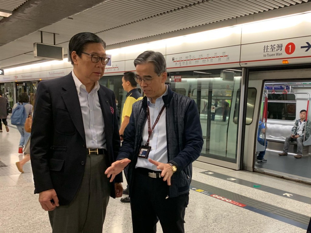 港鐵主席馬時亨及車務總監劉天成,今早到中環站視察。