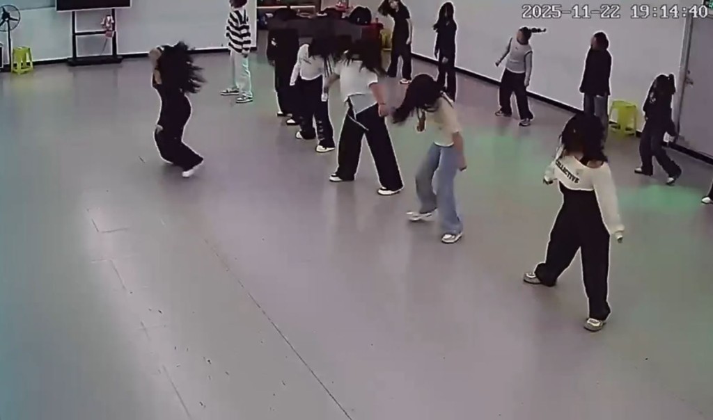 舞蹈老師（前)突然暈倒，學員以為是新動作迅速照跟做。抖音＠與尤物