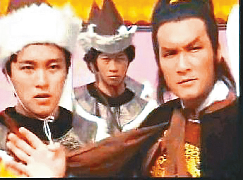 ■梁家仁當年演喬峰時，周星馳（左）演無名小兵。
