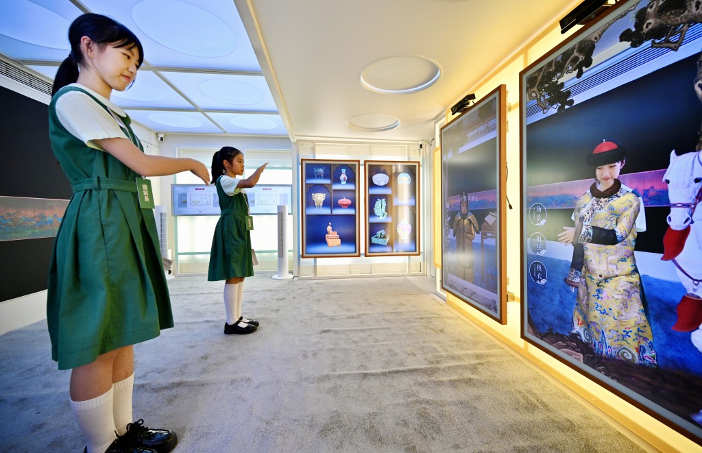 「數字化展品互動體驗車」內設五大展區。