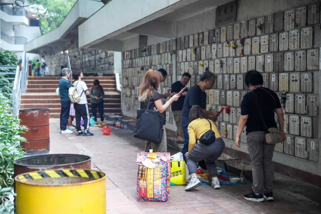 巿民趁重陽節前來掃墓。 巿民趁重陽節前來掃墓。