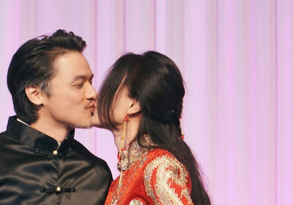 兩公婆好恩愛。 兩公婆好恩愛。
