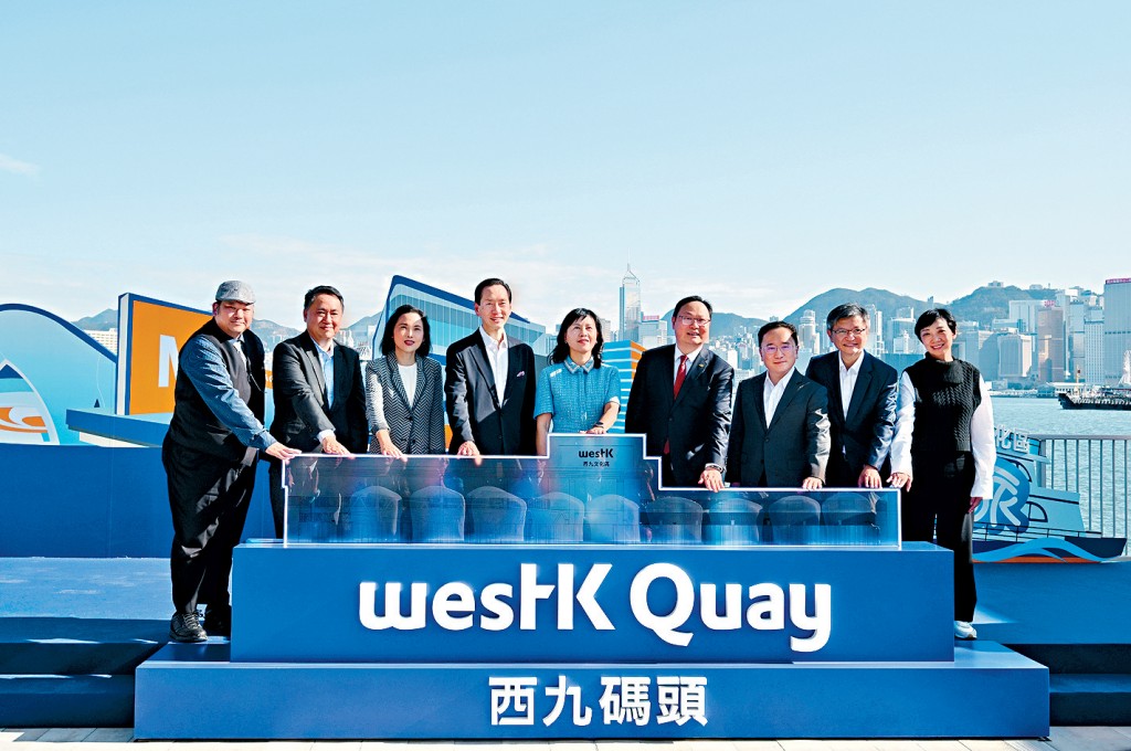 連繫港九兩大核心的西九碼頭昨日正式開幕。左五為陳美寶、左四為陳智思、左三為馮程淑儀。