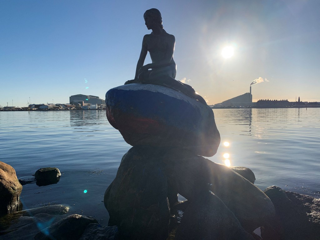 丹麥有遊客在3月2日清晨拍到美人魚雕像底座被人塗上了白藍紅三色。路透社