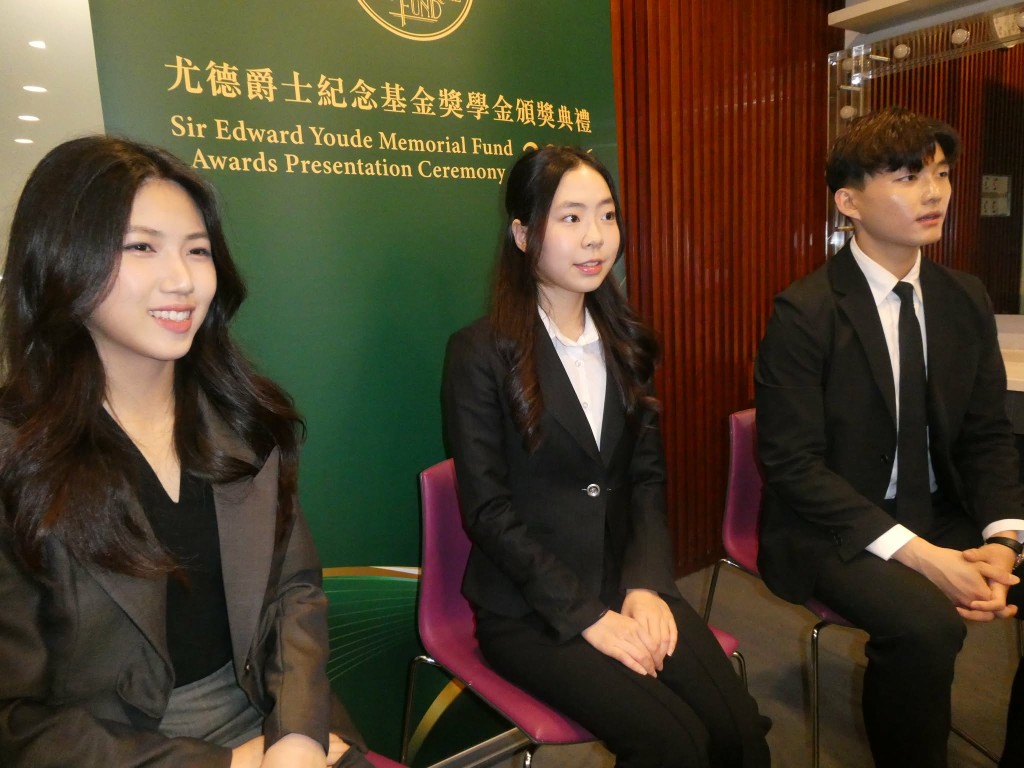 馮凱澄（中）希望負笈英國期間與各國頂尖科學家交流，擴闊視野，日後回流為本港醫療體系出力。歐文瀚攝