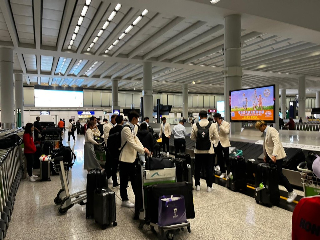 香港队成员排队攞行李。（陆永鸿摄）