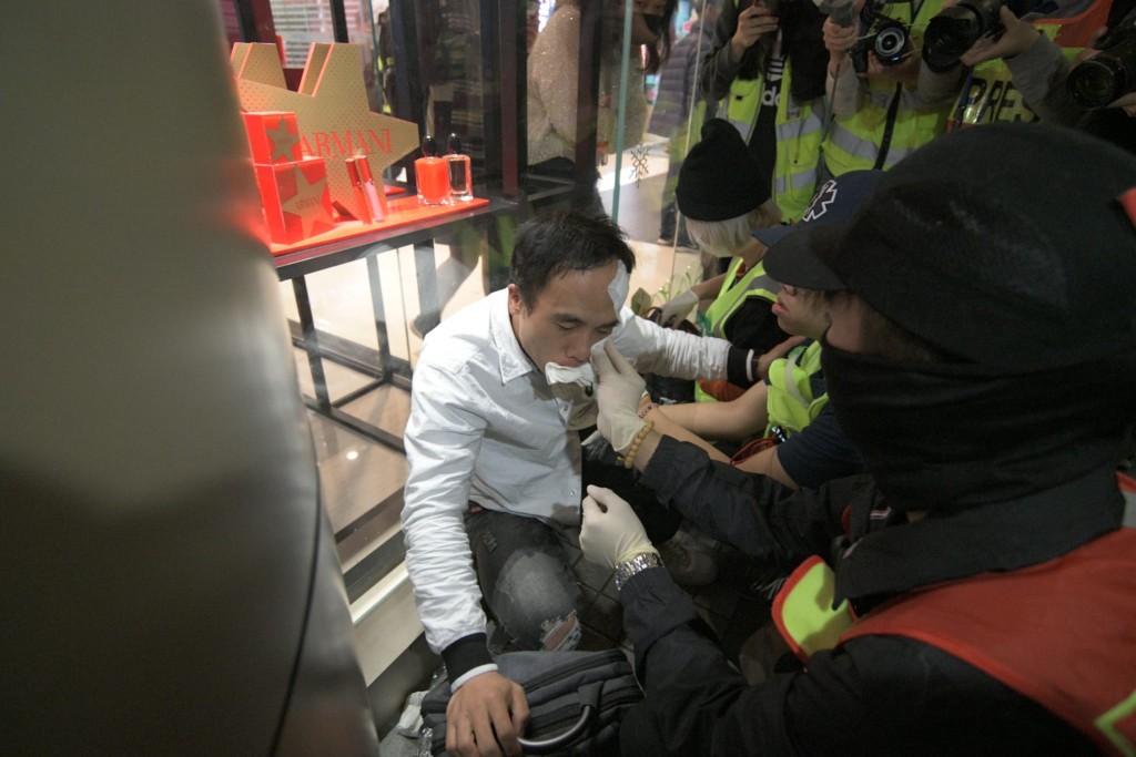 上水一名白衣男子,昨日懷疑被示威者打傷。