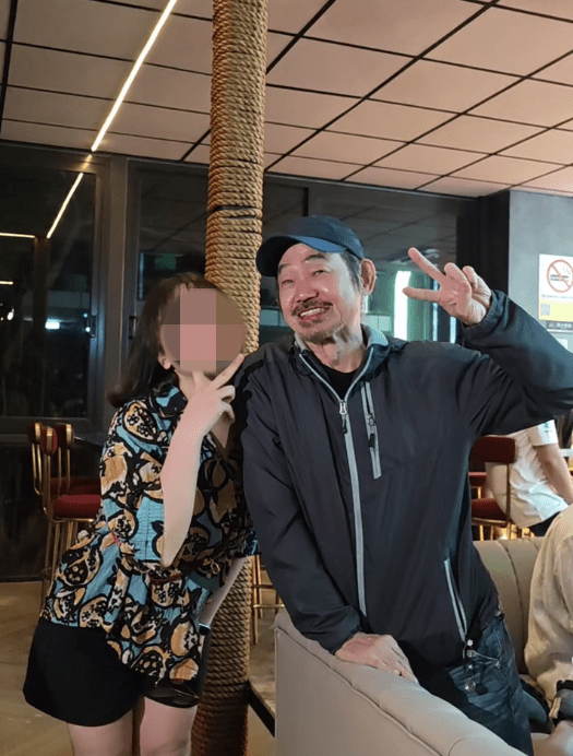近日元華在度假村內與粉絲親切合照，大擺V字手勢，盡顯活力。